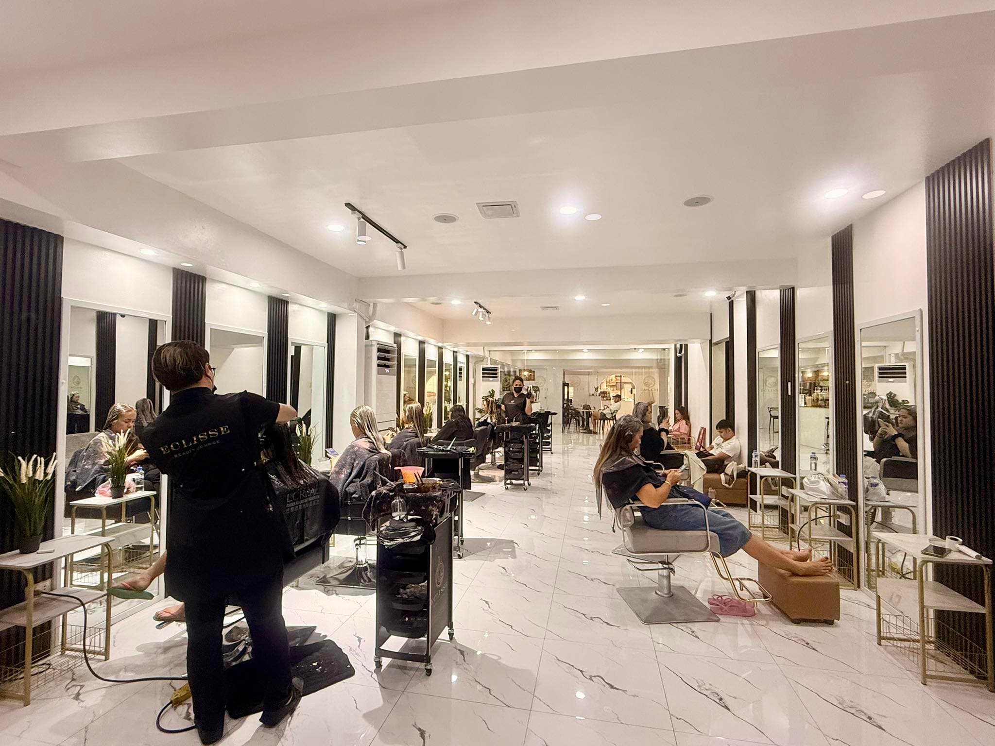 Eclisse Beauty Lounge salon interior with styling stations